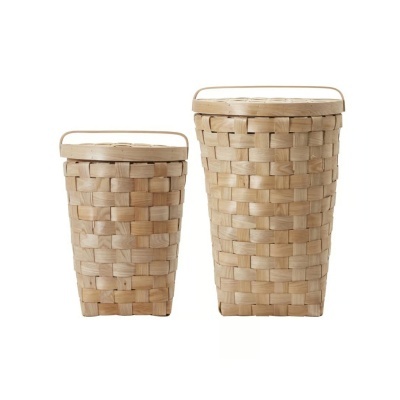 Dois cestos de madeira entrelaçada com tampas e alças.