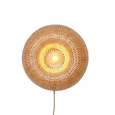 Luminária de parede circular em material natural entrelaçado com luz amarela no centro