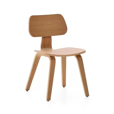 Cadeira de madeira clara com assento e encosto arredondados