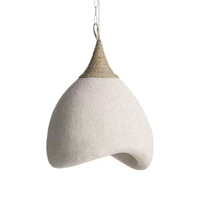 Candeeiro pendente com design orgânico em cor areia e corda no topo