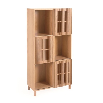 Estante alta em madeira clara com portas de ripas verticais