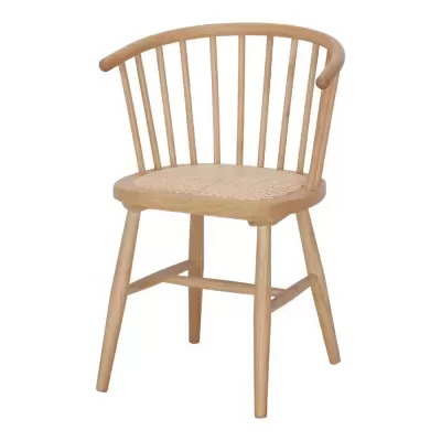 Cadeira de madeira clara com assento em palha e encosto arredondado