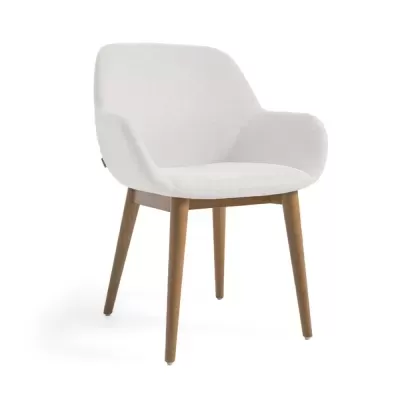 Cadeira branca estofada com pernas de madeira clara
