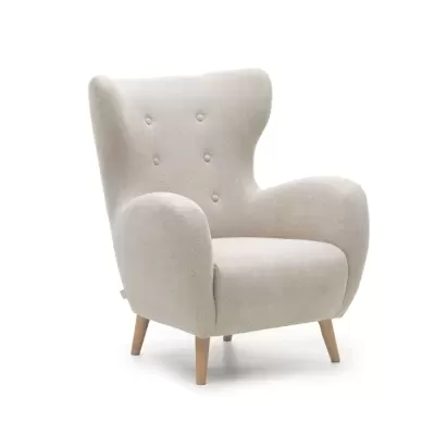 Poltrona bege claro com pernas de madeira clara