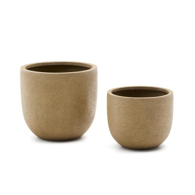 Dois vasos de cerâmica castanhos em fundo branco