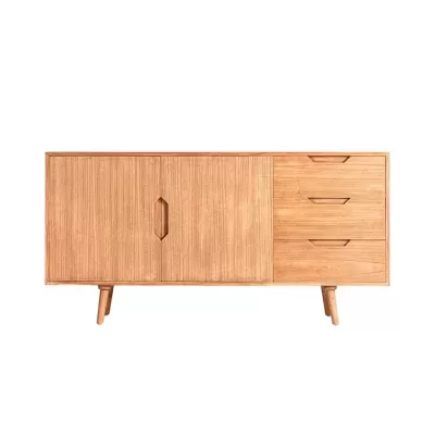 Móvel de madeira clara com duas portas e três gavetas, tirado em fundo branco
