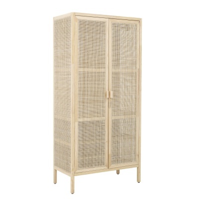 Armário alto em madeira clara com portas de rattan natural.