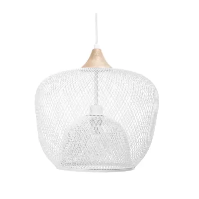 Candeeiro de teto pendente em malha metálica branca com detalhe de madeira clara