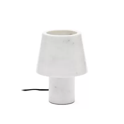 Candeeiro de mesa em mármore branco com base cilíndrica e cúpula cónica, com veios cinzentos.