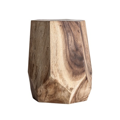 Pufe geométrico em madeira natural com veios distintos