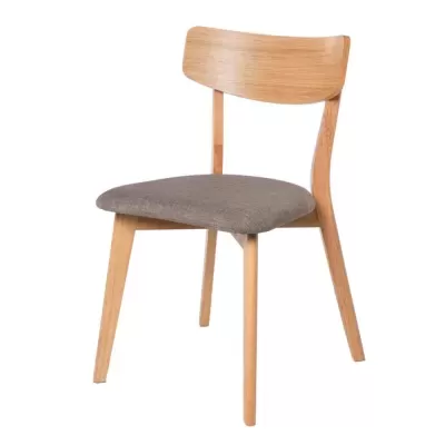 Cadeira de madeira clara com assento cinzento e encosto curvo