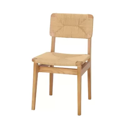 Cadeira de madeira clara com assento e encosto em corda bege