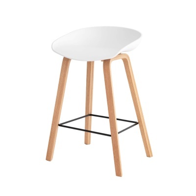 Banco branco com pernas de madeira clara e estrutura preta para apoio dos pés