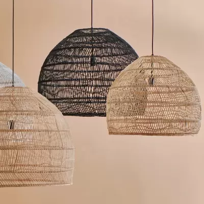 Candeeiros suspensos em material entrelaçado com cores preta, branca e natural