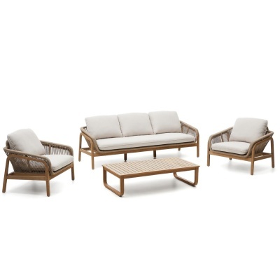 Conjunto de sofá, poltronas e mesa de centro em madeira com almofadas cinza claro