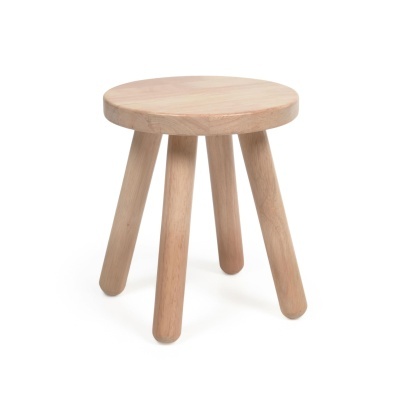 Banco pequeno redondo de madeira clara com três pernas arredondadas