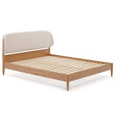 Cama de madeira clara com cabeceira estofada bege e estrutura de ripas