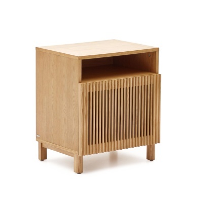 móvel de madeira clara com porta de ripas e espaço aberto em fundo branco