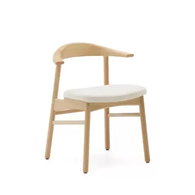 Cadeira de madeira clara com assento branco estofado e encosto curvo