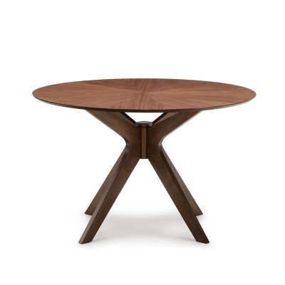 Mesa redonda de madeira com pernas em X e tampo com padrão geométrico