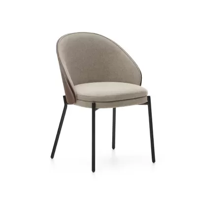 Cadeira estofada cinza claro com estrutura metálica preta