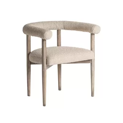 Cadeira em madeira clara com estofos em tecido bege texturizado