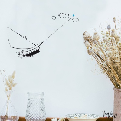 Decoração de parede com desenho de barco a voar e gaivota azul, vasos com flores secas