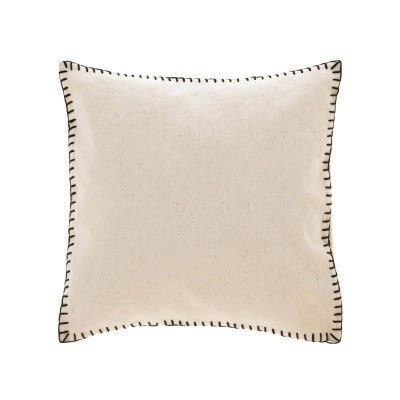 Almofada quadrada bege com bordado preto na borda