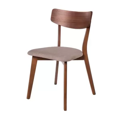 Cadeira de madeira com assento estofado bege e encosto curvado