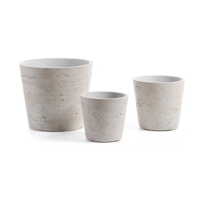 Conjunto de três vasos de plantas cinzentos com textura tipo pedra