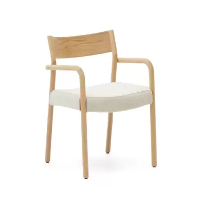 Cadeira de madeira clara com assento estofado branco e braços, em fundo branco