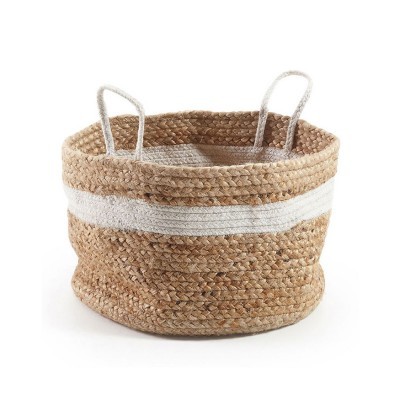 Cesto redondo trançado em fibras naturais com faixa branca e alças brancas
