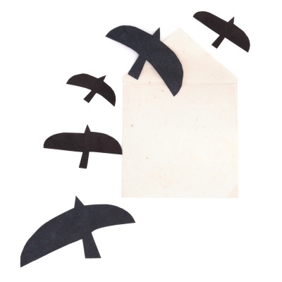 Envelope branco aberto com pássaros pretos de papel