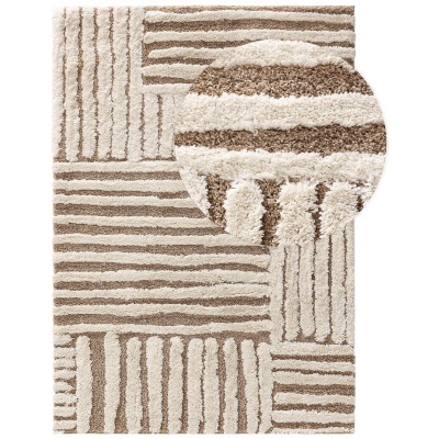 Tapete retangular com padrão geométrico em castanho claro e bege com textura felpuda