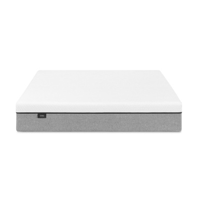 Colchão branco com base cinzenta e etiqueta preta com texto 'casper'.