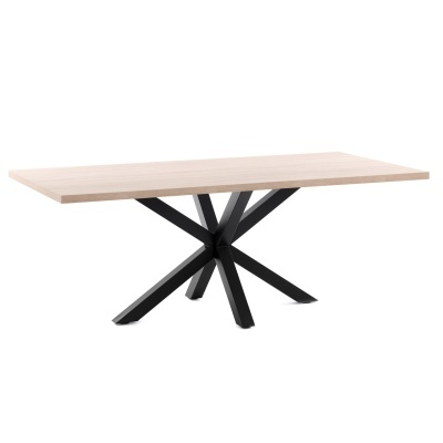 Mesa de jantar com tampo de madeira clara e base metálica preta geométrica