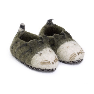 Chinelos felpudos infantis com rosto de gato em verde e branco