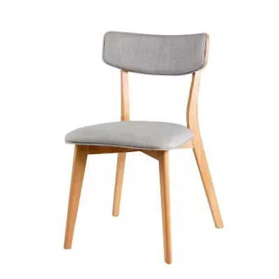 Cadeira de madeira clara com estofado cinzento no assento e encosto