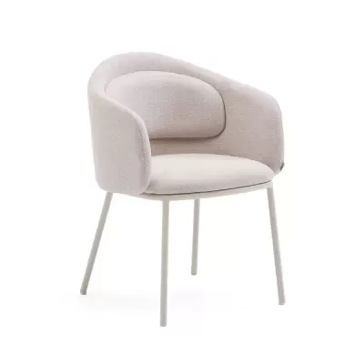 Cadeira estofada bege claro com pernas metálicas finas e encosto curvado