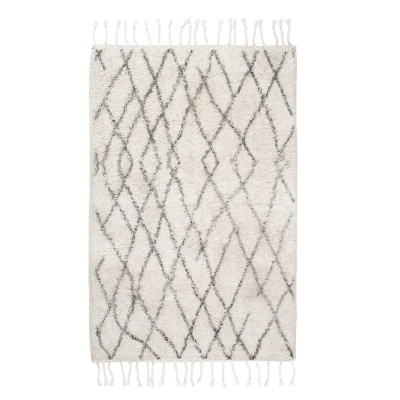 Tapete branco com padrão de losangos cinza e franjas nas extremidades