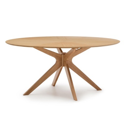 Mesa redonda de madeira clara com pernas esculpidas