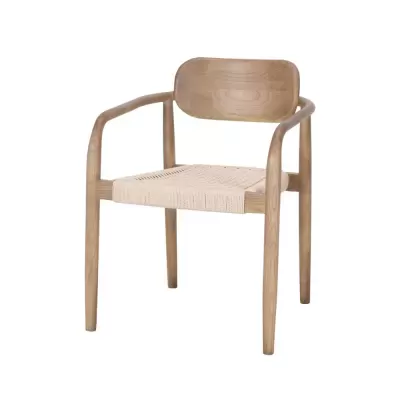 Cadeira de madeira clara com assento trançado em corda bege