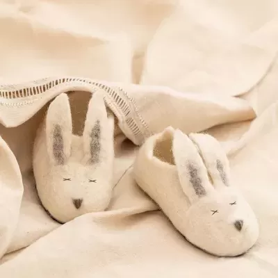 Chinelos de bebé creme em forma de coelho com orelhas bordadas