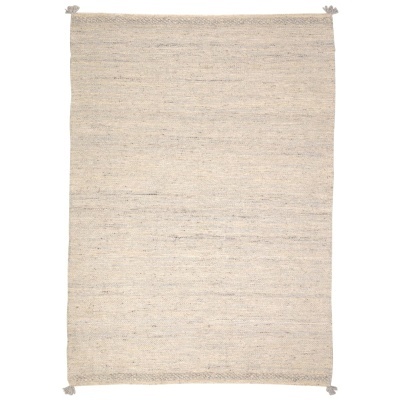 Tapete rectangular bege com franjas nas pontas