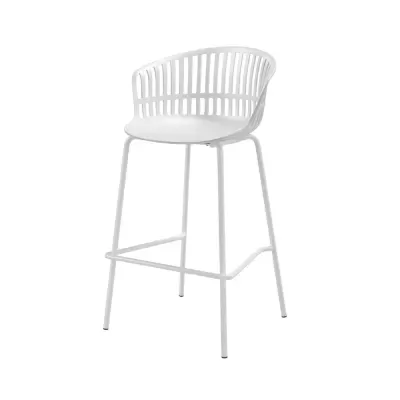 Banco alto branco com encosto curvado e pernas metálicas