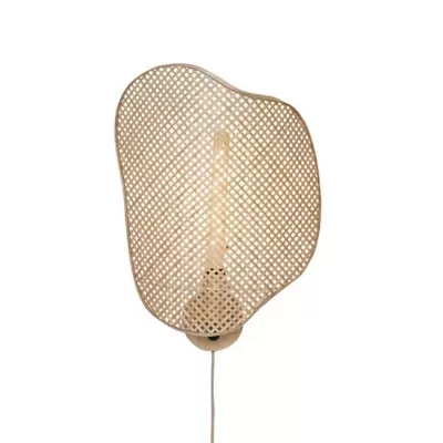 Candeeiro de parede metálico com abat-jour em rede bege e lâmpada visível