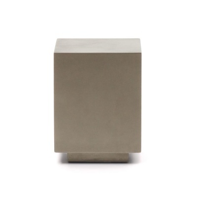 Bloco cúbico cinzento sólido sobre base menor da mesma cor