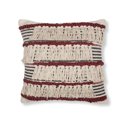 Almofada decorativa com franjas bege, listras vermelhas e pretas em padrão texturizado