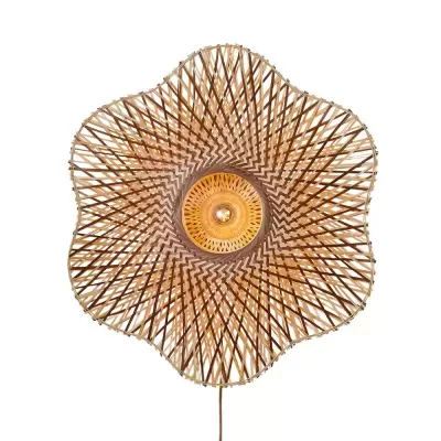 Luminária pendente em fibras naturais castanhas em forma de flor com lâmpada ao centro