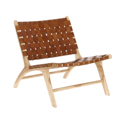 Cadeira baixa em madeira clara com tiras trançadas de couro castanho no assento e encosto